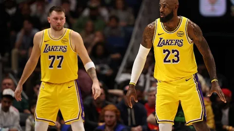 “詹姆斯斩获42分17板8助，湖人击败勇士”